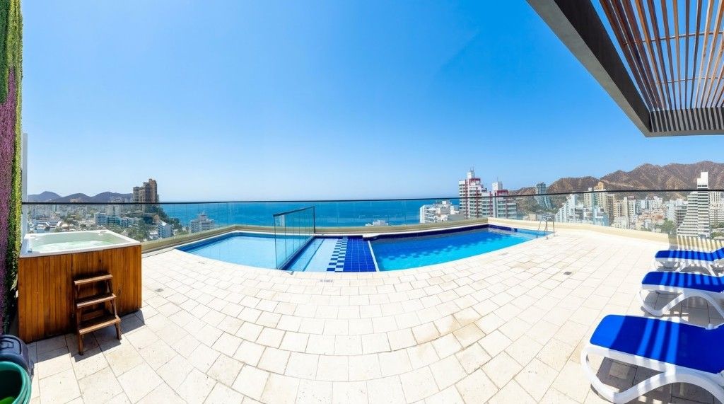 15th-floor rooftop pool with Caribbean view at an El Rodadero apartment rental